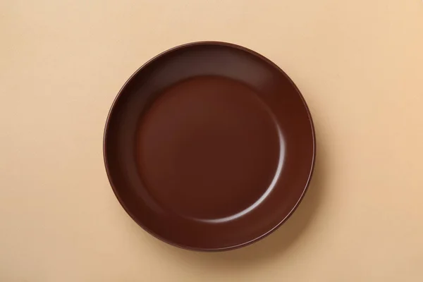 Leere Braune Keramikteller Auf Hellorangefarbenem Hintergrund Draufsicht — Stockfoto