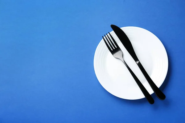 Clean White Plate Cutlery Blue Background Top View Space Text — Stock Photo, Image