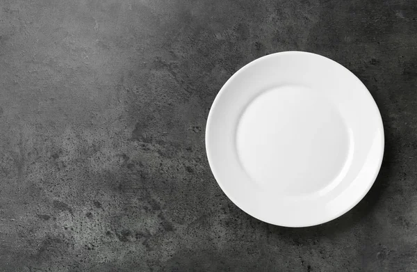 Gri Masadaki Temiz Beyaz Tabak Üst Manzara Metin Için Boşluk — Stok fotoğraf