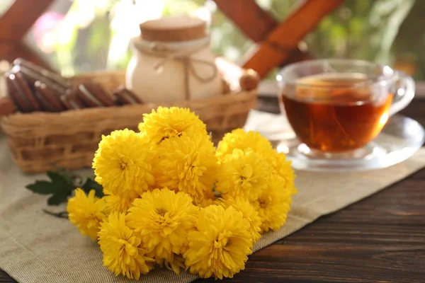 Schöne Gelbe Chrysanthemenblüten Eine Tasse Aromatischen Tee Und Süße Schokolade — Stockfoto
