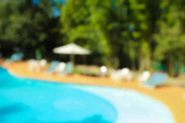 Rozmazaný Pohled Luxusní Bazén Stromy Venku — Stock fotografie
