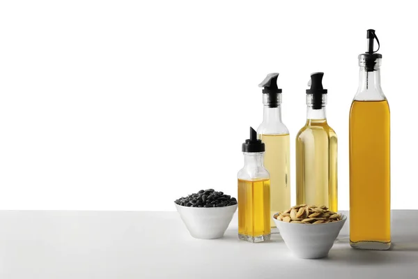 Flaschen Mit Verschiedenen Speiseölen Und Samen Auf Weißem Hintergrund Platz — Stockfoto