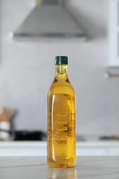 Flasche Speiseöl Auf Weißem Marmortisch Der Küche — Stockfoto