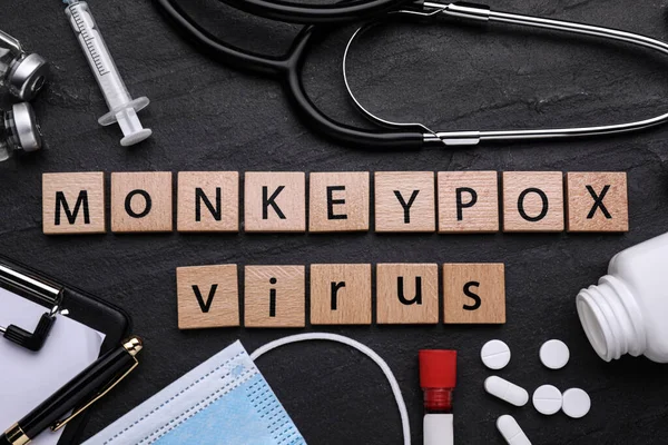 Composição Leigos Planos Com Palavras Vírus Monkeypox Feito Quadrados Madeira — Fotografia de Stock
