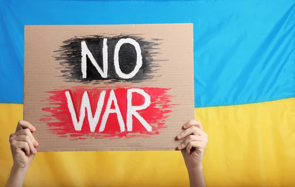 Мальчик Подросток Держит Плакат Войне Против Украинского Флага Крупный План — стоковое фото