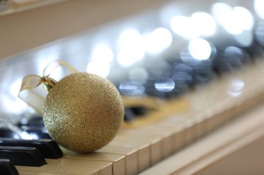 Güzel altın mücevher ve piyano tuşlarında peri ışıkları, yazı için yer. Noel müziği