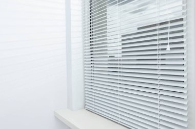 Odada yatay panjurları olan şık bir pencere