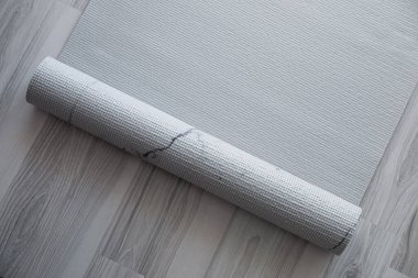Ahşap zeminde karemat ya da fitness paspası, üst manzara