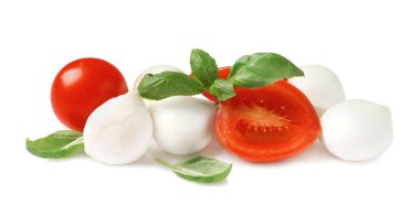 Lezzetli mozzarella, domates ve fesleğen yaprakları beyaz arka planda