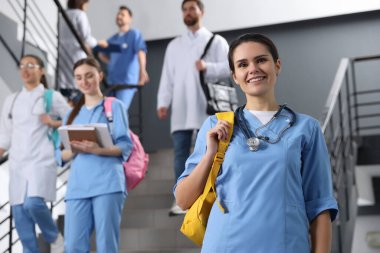Üniversitede merdivenlerde steteskoplu bir tıp öğrencisinin portresi, mesaj atmak için yer.