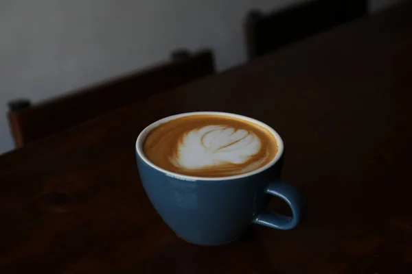 Secangkir Kopi Aromatik Meja Kayu Kafe — Stok Foto