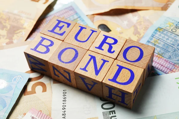 Holzwürfel Mit Wort Eurobond Auf Euro Banknoten — Stockfoto