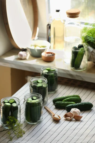 Üvegek Friss Uborkával Egyéb Összetevőkkel Asztalon Zöldségkonzerv — Stock Fotó