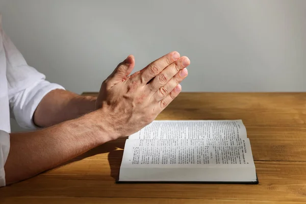 Mann Mit Bibel Betet Holztisch Nahaufnahme — Stockfoto