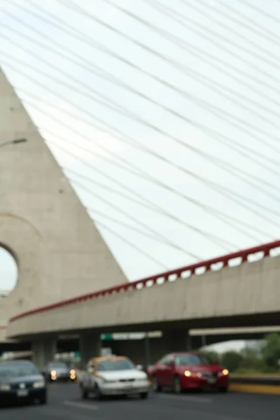現代の橋の上の車のぼやけた景色 — ストック写真