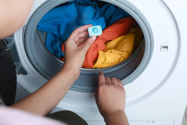 Kadın Çamaşır Makinesine Yumuşatıcı Koyuyor Yakın Plan — Stok fotoğraf