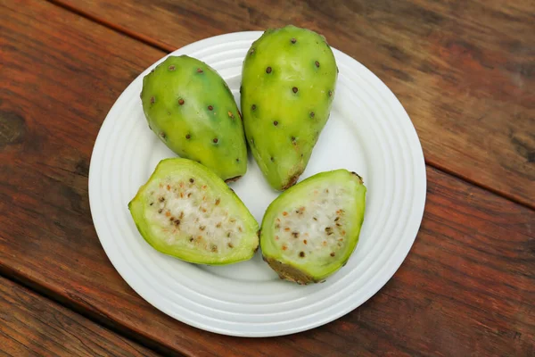 木のテーブルの上でおいしい梨のカットと全体の果物 トップビュー — ストック写真