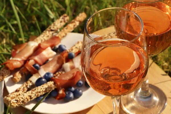 Ξύλινη Σανίδα Ποτήρια Από Νόστιμο Ροζέ Κρασί Και Φαγητό Στο — Φωτογραφία Αρχείου