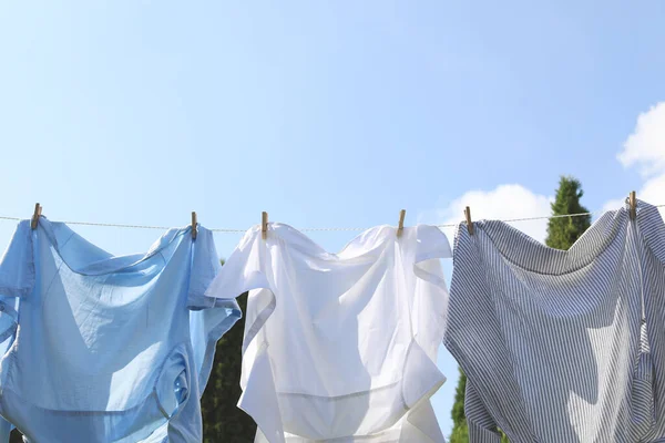 Temiz Giysiler Dışarıda Çamaşır Ipine Asılı Çamaşır Kurutuyorum — Stok fotoğraf