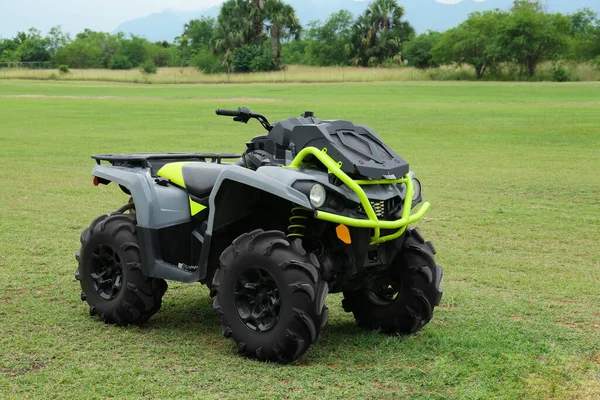 Bicicleta Quad Moderna Grama Verde Livre — Fotografia de Stock