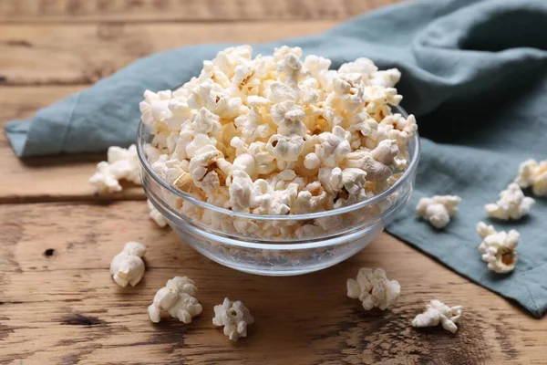 Leckeres Popcorn Auf Holztisch Nahaufnahme — Stockfoto