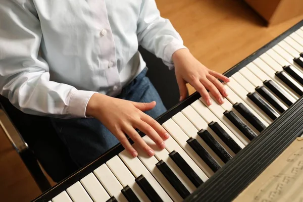 Anak Kecil Bermain Piano Atas Pandangan Pelajaran Musik — Stok Foto