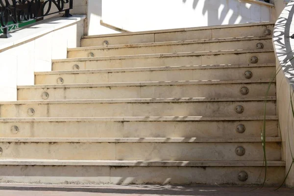 Treppe Sonnigen Tagen Freien Mit Fliesen Verkleidet — Stockfoto