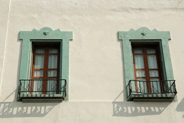 Exterior Del Edificio Con Ventanas Balcones — Foto de Stock
