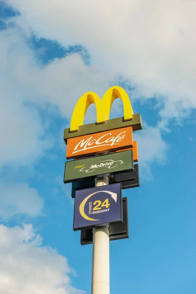 포스터 2022 맥도날드 레스토랑 로고와 파란색 하늘을 대조하는 게시판 — 스톡 사진