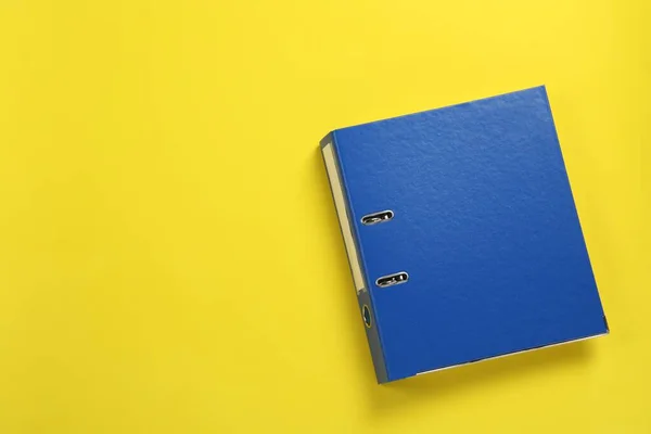 Μπλε Φάκελος Γραφείου Κίτρινο Φόντο Πάνω Όψη Χώρος Για Κείμενο — Φωτογραφία Αρχείου