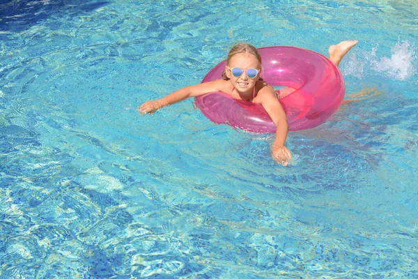 Leuk Klein Meisje Met Opblaasbare Ring Het Zwembad Zonnige Dag — Stockfoto