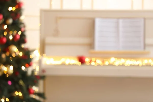 Размытый Вид Белое Пианино Сказочными Огнями Внутри Рождественская Музыка — стоковое фото