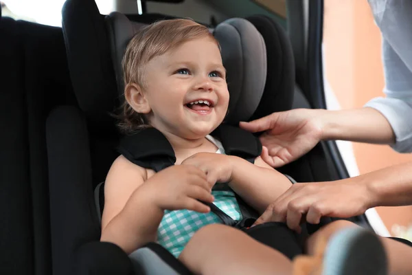 Mutter Schnallt Ihre Tochter Kindersitz Auto Fest — Stockfoto