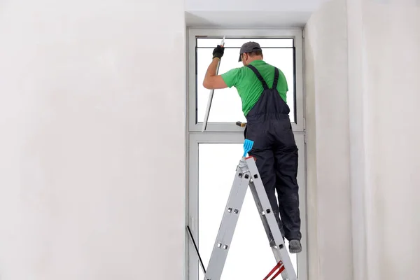 Arbeiter Uniform Beim Einbau Von Doppelt Verglasten Fenstern Innenräumen Rückansicht — Stockfoto