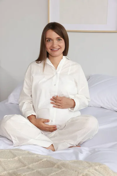 Счастливая Молодая Беременная Женщина Пижаме Кровати Дома — стоковое фото