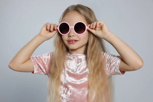 Menina Óculos Sol Elegantes Fundo Cinza Claro — Fotografia de Stock