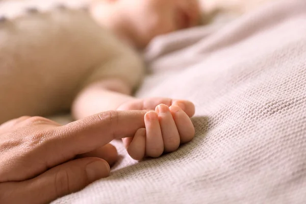 Madre Bebé Recién Nacido Cuadros Punto Gris Claro Primer Plano — Foto de Stock