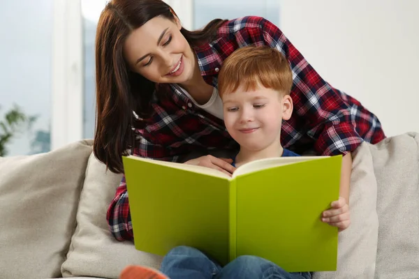 Счастливая Мать Читает Книгу Ребенком Дома — стоковое фото