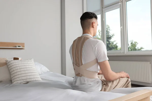 Ortopedik Korseli Bir Adam Yatak Odasında Oturuyor — Stok fotoğraf