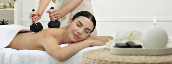 Junge Frau Erhält Kräuterbeutel Massage Wellness Salon Banner Design — Stockfoto