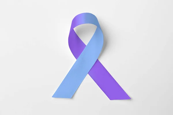 世界関節炎の日 白を基調とした青と紫の意識リボン トップビュー — ストック写真