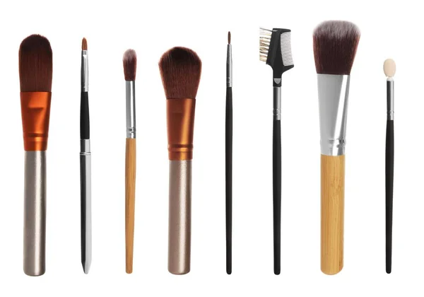 Beyaz Arkaplana Kozmetik Ürünler Uygulamak Için Farklı Makyaj Fırçaları Ile — Stok fotoğraf