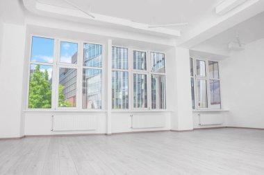 Beyaz duvarları ve pencereleri olan modern ofis odası. İç tasarım