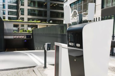 Şehir caddesindeki binaların yakınındaki parkmetreler