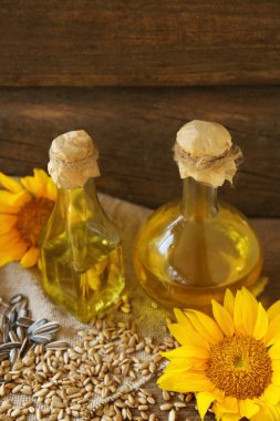 Masada ayçiçeği yağı, tohum ve çiçek şişeleri, yakın plan.