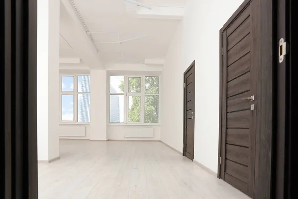 Современный Офис Окнами Дверями Дизайн Интерьера — стоковое фото