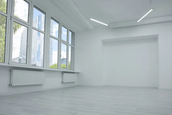 Nova Sala Vazia Com Janelas Limpas Paredes Brancas — Fotografia de Stock