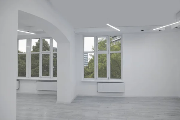 Nueva Habitación Vacía Con Ventanas Limpias Paredes Blancas — Foto de Stock