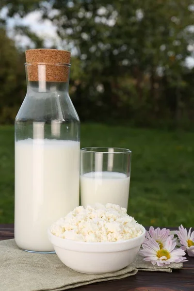 Leckere Frische Milch Und Quark Auf Holztisch Freien — Stockfoto