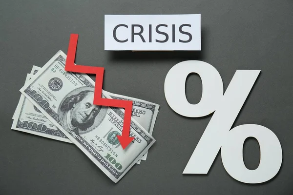 Papír Lap Szó Válság Pénz Százalékos Jel Csökkenő Piros Nyíl — Stock Fotó